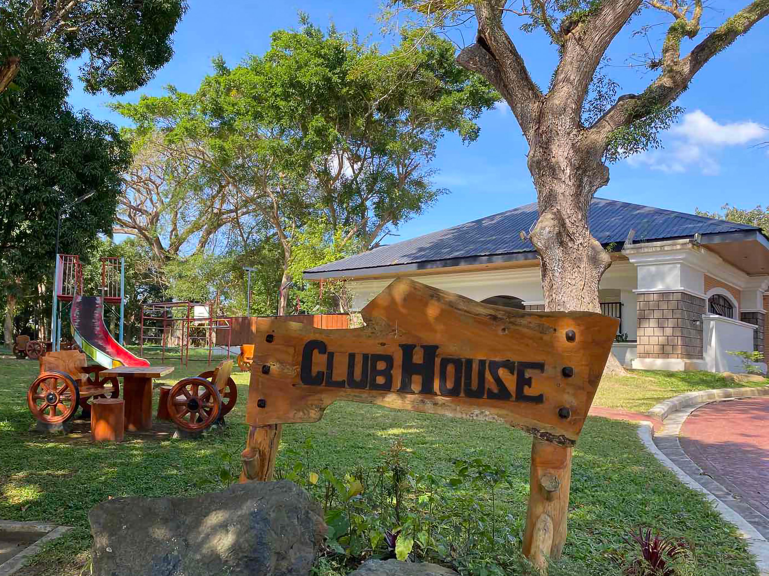 clubhouse-gate